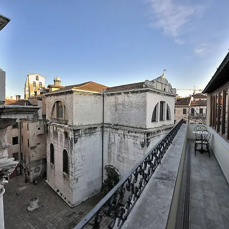 Al Theatro Palace Venise