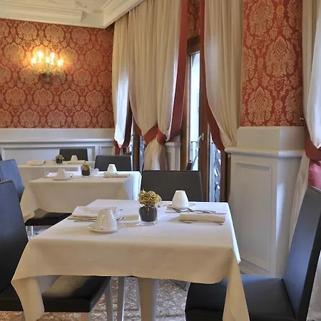 Al Theatro Palace Venise